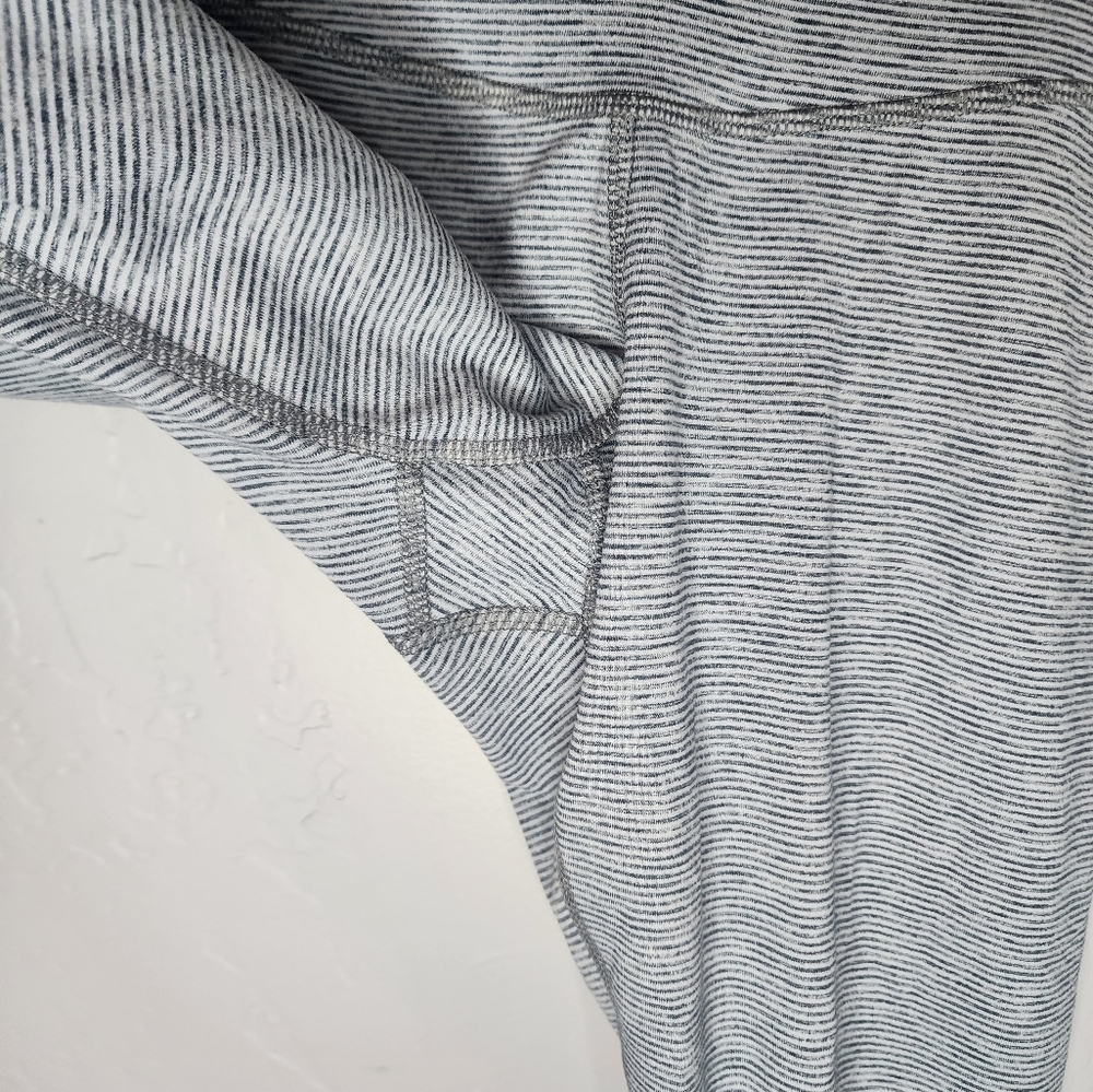 Old‎ Navy Active Fitted Crop Striped Leggings Size Small - Picture 3 of 7